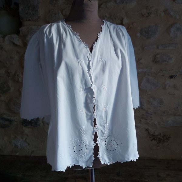 A vintage French ladies over-blouse / chemisier / bed jacket with beautiful hand embroidered details.  Small, in perfect condition