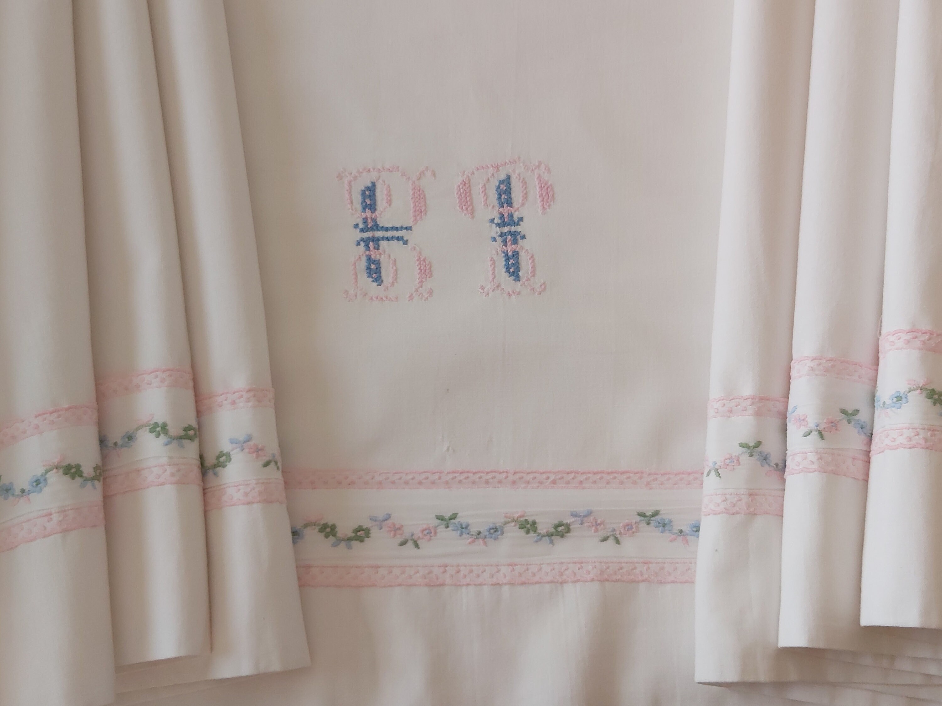 Une Très Jolie Feuille de Coton Lin Vintage Français avec Des Initiales Brodées Bt Au Point Croix Ro