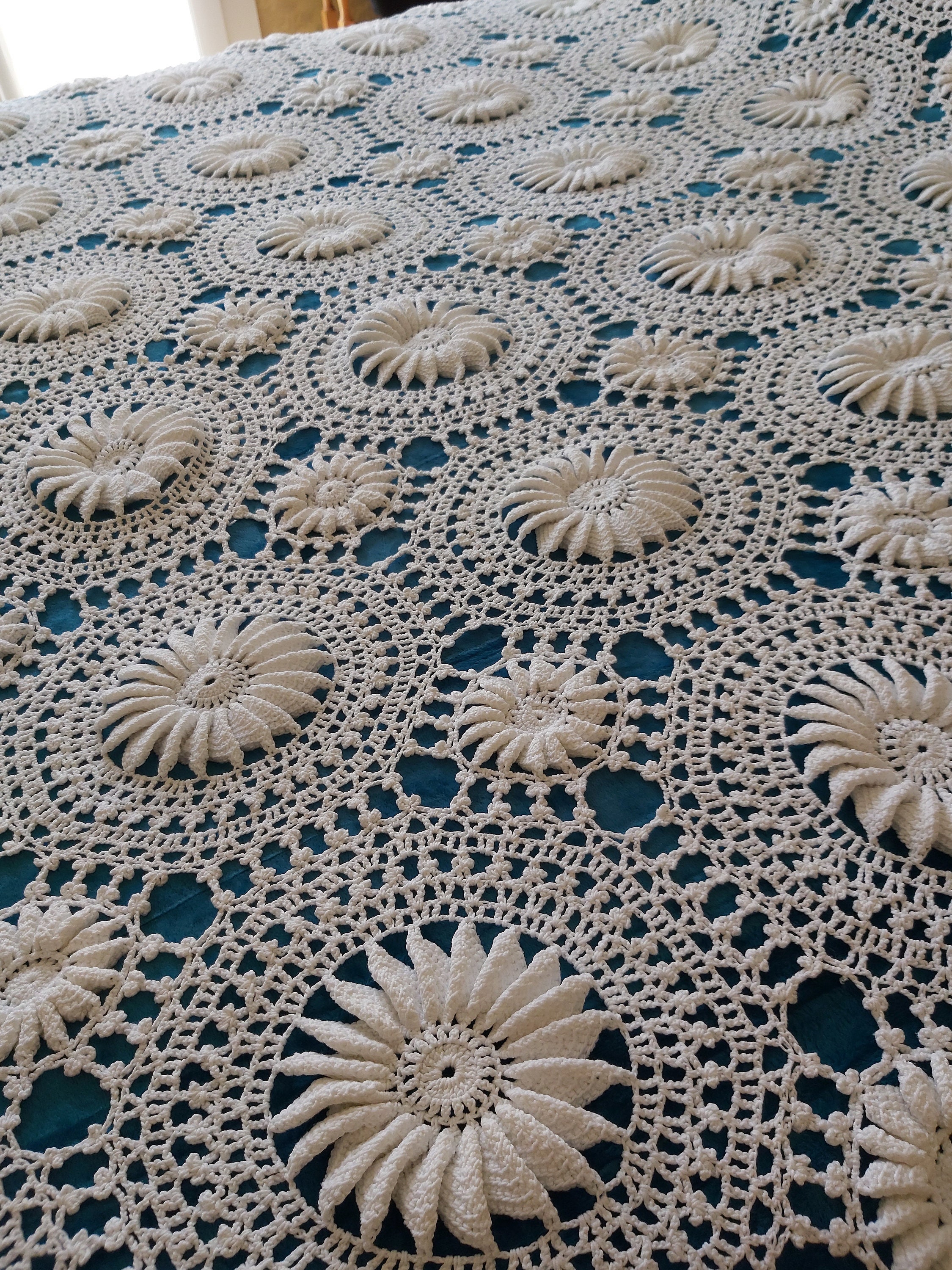 Un Couvre-Lit Vintage Français en Coton Blanc Crocheté à La Main avec Les Plus Superbes Fleurs Surél