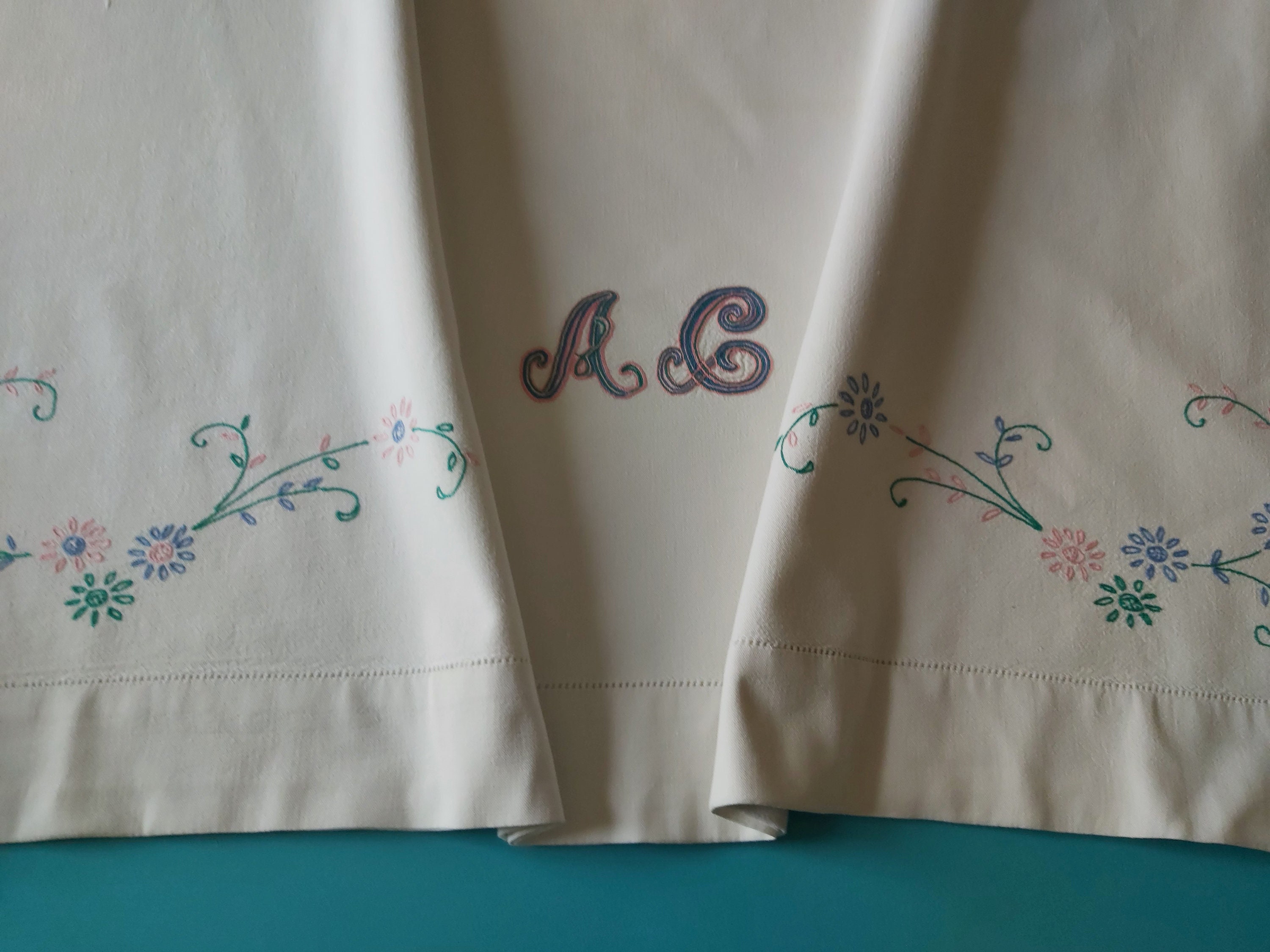 Un Drap Vintage Français Lin | Métis avec de Jolies Initiales Brodées Ac, Des Fleurs et Une Délicate