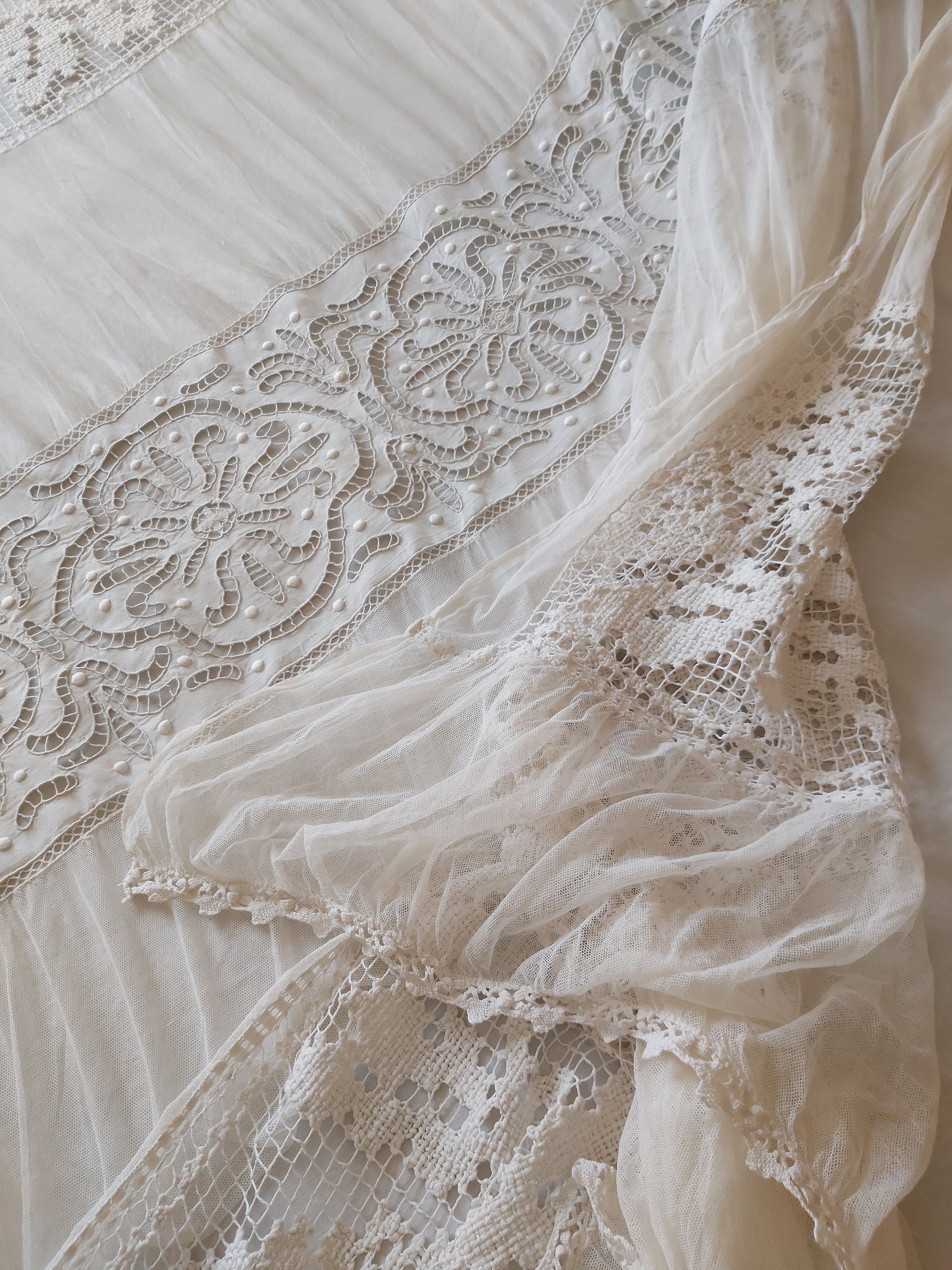 Un Couvre-Lit Vintage Français en Tulle Ruché avec Broderie Richelieu et Panneaux de Dentelle Filet,