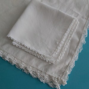 Uma toalha de mesa vintage de linho branco francês puro com bordas de renda feita à mão e dois grandes guardanapos