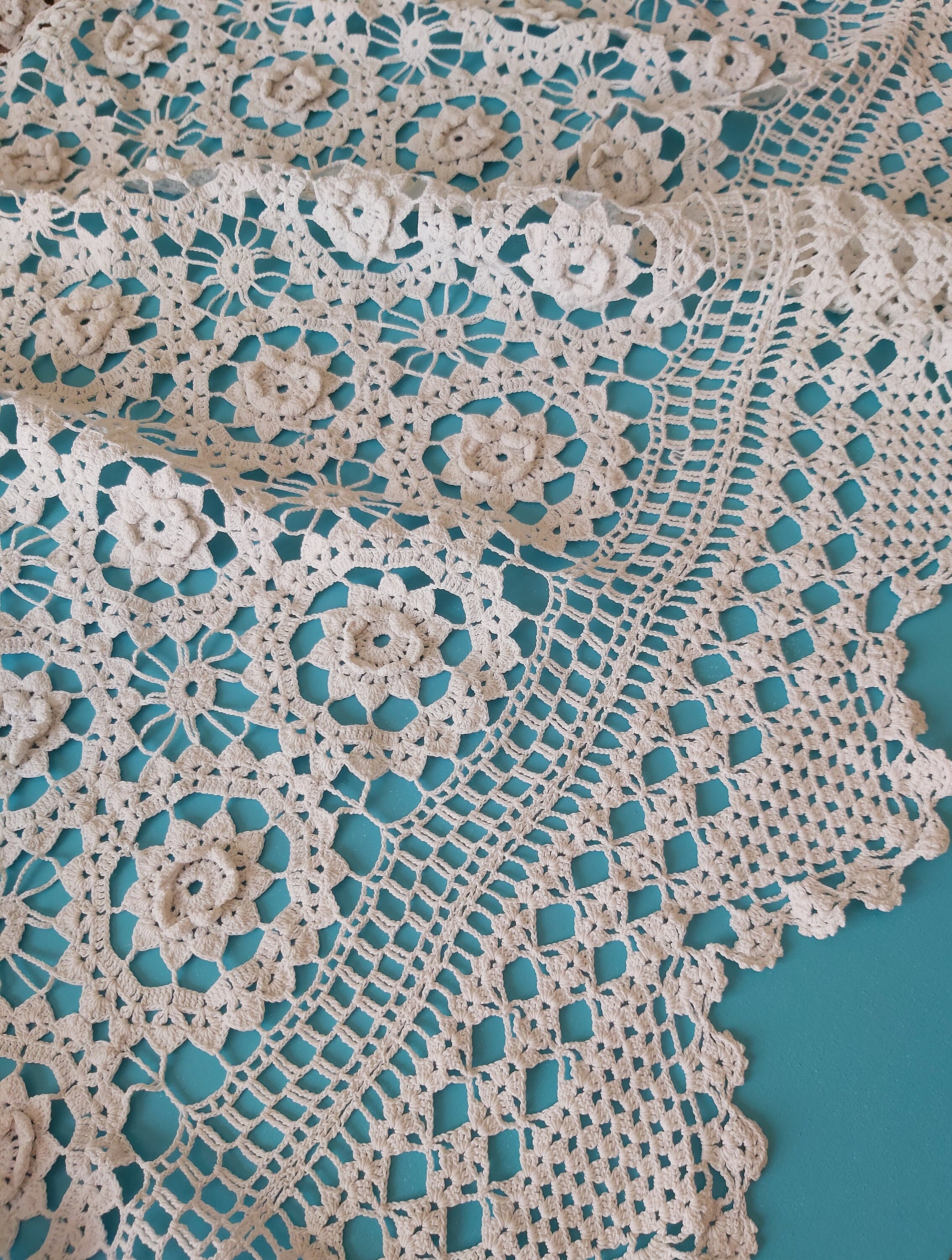 Un Couvre-Lit Vintage Français en Dentelle Au Crochet Coton Blanc avec Un Design Magnifiquement Déli