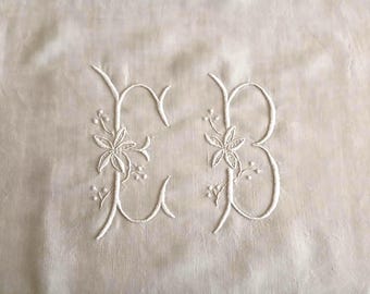 Eine herrliche französische Aussteuer aus reinem Leinen des 19.Jahrhunderts mit großem handgesticktem Monogramm EB.  Nicht perfekt