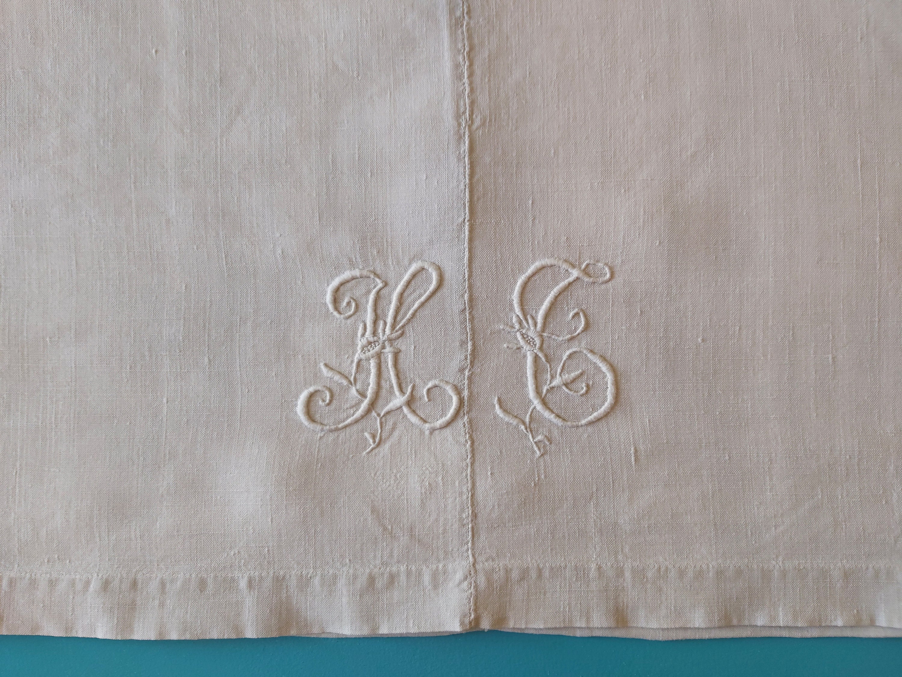 Un Drap de Lin Pur Français Ancien avec Monogramme Brodé Hc. Lin Rustique à Métier Tisser Étroit Cou