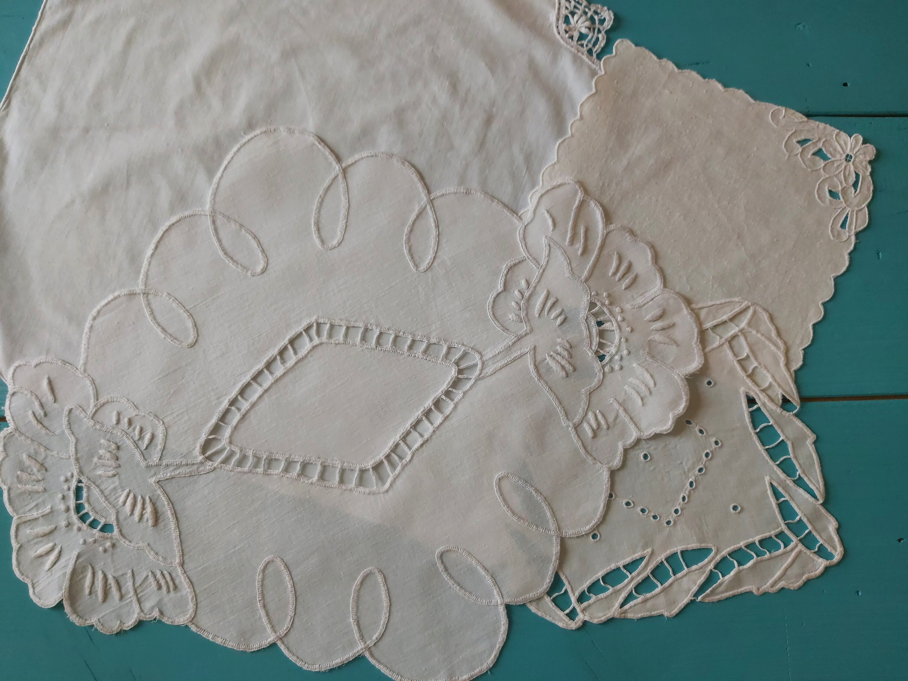 Un Paquet de Quatre Doilies Blanches Vintage Français Brodées à La Main en Ajouré Richelieu, ou Diff