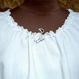 Chemise de nuit ancienne en pur lin, brodée à la main, avec bords festonnés et magnifique monogramme MD.  Quelques réparations et petits trous
