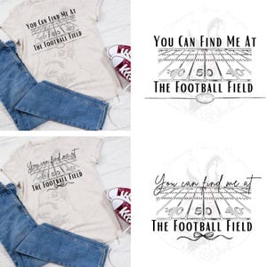 Puede incluir: Una camiseta beige con el texto "You Can Find Me At The Football Field" se combina con vaqueros azules y zapatillas rojas. El diseño presenta un gráfico de campo de fútbol.
