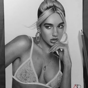 Puede incluir: Dibujo a l&aacute;piz en blanco y negro de una mujer con cabello rubio, usando un sost&eacute;n de encaje blanco y grandes aretes de aro. Ella est&aacute; mirando al espectador con una expresi&oacute;n seria. El dibujo est&aacute; firmado "@bayardomontecinos" en la esquina inferior derecha.