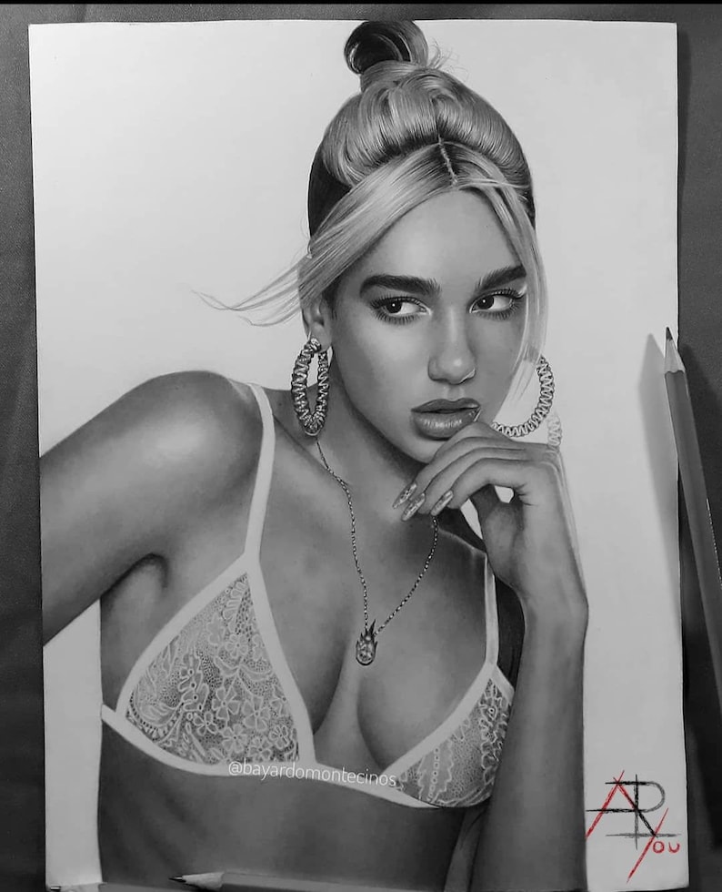 Puede incluir: Dibujo a l&aacute;piz en blanco y negro de una mujer con cabello rubio, usando un sost&eacute;n de encaje blanco y grandes aretes de aro. Ella est&aacute; mirando al espectador con una expresi&oacute;n seria. El dibujo est&aacute; firmado "@bayardomontecinos" en la esquina inferior derecha.