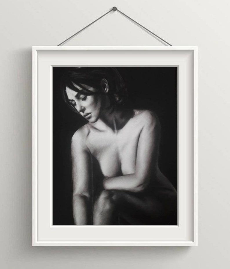 Puede incluir: Un dibujo en blanco y negro de una persona sentada con la cabeza gacha. El dibujo est&aacute; hecho en un estilo realista y los rasgos de la persona son claramente visibles.