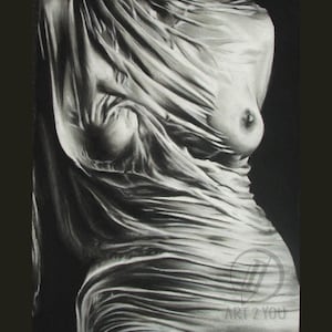 Puede incluir: Un dibujo en carb&oacute;n negro y blanco de una persona envuelta en una tela transparente. La tela fluye y crea una sensaci&oacute;n de movimiento. El dibujo est&aacute; hecho en un estilo realista y captura la belleza de la forma humana.