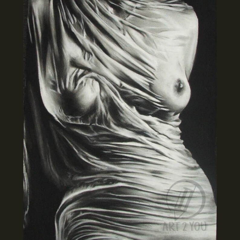 Puede incluir: Un dibujo en carb&oacute;n negro y blanco de una persona envuelta en una tela transparente. La tela fluye y crea una sensaci&oacute;n de movimiento. El dibujo est&aacute; hecho en un estilo realista y captura la belleza de la forma humana.