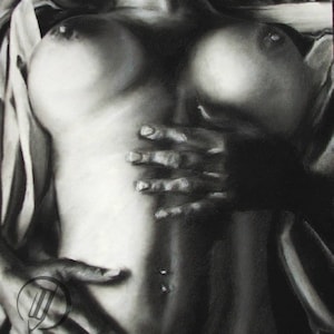 Puede incluir: Un dibujo en blanco y negro del torso de una persona con las manos juntas alrededor del est&oacute;mago.