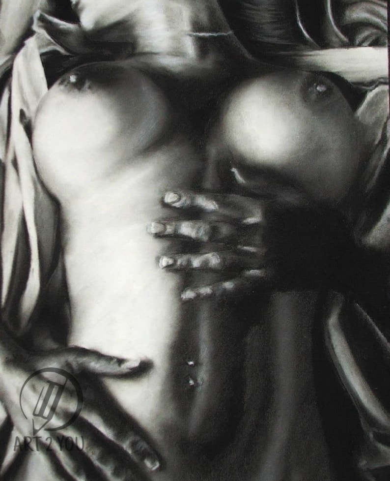 Puede incluir: Un dibujo en blanco y negro del torso de una persona con las manos juntas alrededor del est&oacute;mago.