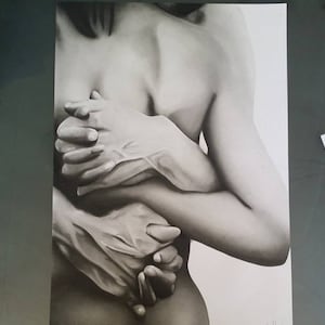 Puede incluir: Un dibujo en blanco y negro de dos personas abraz&aacute;ndose, con las manos entrelazadas. El dibujo est&aacute; hecho en un estilo realista, con sombreado y luces detalladas.