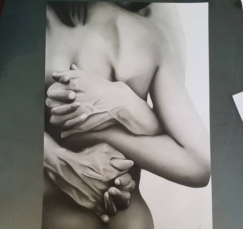 Puede incluir: Un dibujo en blanco y negro de dos personas abraz&aacute;ndose, con las manos entrelazadas. El dibujo est&aacute; hecho en un estilo realista, con sombreado y luces detalladas.
