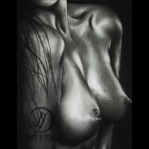 Puede incluir: Un dibujo en carboncillo en blanco y negro del torso de una mujer, centr&aacute;ndose en el pecho y los hombros. El dibujo est&aacute; hecho en un estilo realista y captura las sutiles curvas y contornos del cuerpo.