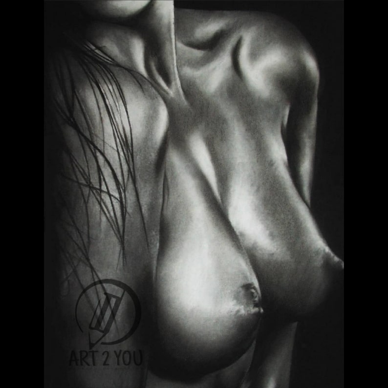 Puede incluir: Un dibujo en carboncillo en blanco y negro del torso de una mujer, centr&aacute;ndose en el pecho y los hombros. El dibujo est&aacute; hecho en un estilo realista y captura las sutiles curvas y contornos del cuerpo.