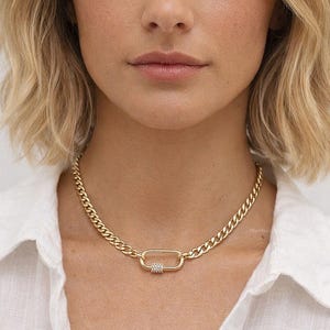 Guldfärgad karbinhakehalsband, kantkedja med choker och CZ-spänne fram, guldpläterad statement-choker, pave-berlockhållare, djärva lager-på-lager-smycken