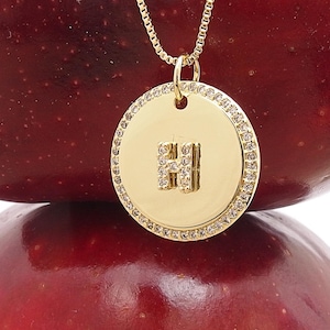 Collar con medallón inicial de oro, dije de moneda con letra pavé de circonita cúbica personalizada, colgante de disco con alfabeto 3D en cadena de caja, regalo para mamá, esposa e hija.