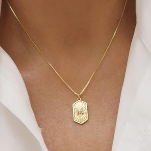 Collar con iniciales doradas, dije hexagonal con letra pavé en relieve en delicada cadena de caja, regalo personalizado para mamá, esposa e hija.