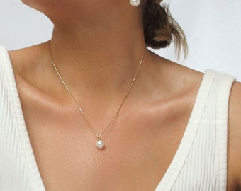 Collier minimaliste à breloques perle unique, pendentif perle blanche naturelle presque ronde sur chaîne fine plaquée or véritable 18 carats, cadeau pour maman, femme