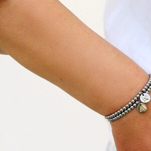 Pulsera con inicial de cuentas de plata, dije de letra 3D personalizado, disco de monograma, pulsera elástica, regalo personalizado para mamá, mejor amiga, cuentas de acero