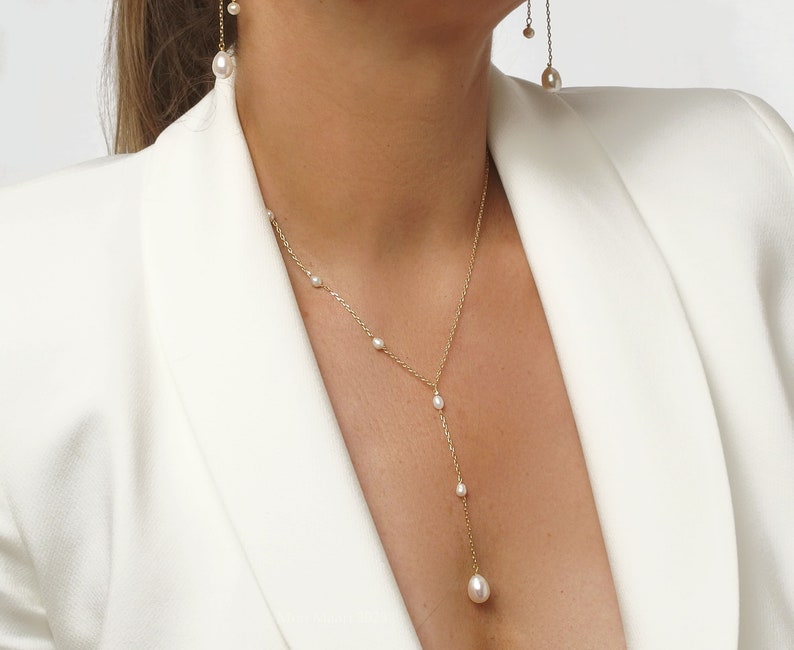 Collier lariat nuptiale de perles d'or, collier long de mariée élégante de perle de mariée en Y, bijoux de mariage simples minimalistes, vraies perles de perle d'eau douce image 3