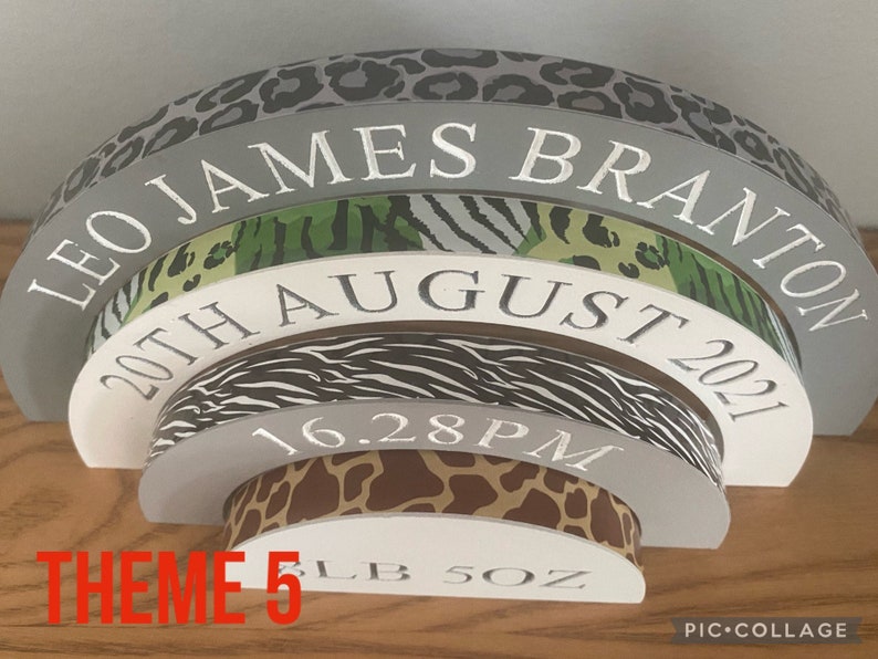 Puede incluir: Un arco de madera gris, blanco y marr&oacute;n para hitos de beb&eacute; con un tema de animales de la selva. El arco est&aacute; decorado con patrones de estampado de leopardo, cebra y jirafa. El arco est&aacute; inscrito con el texto "Leo James Branton", "20th August 2021", "16.28 PM", "5 LB 5 OZ", y "THEME 5".