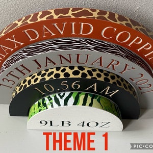 Puede incluir: Un arco de madera de varios niveles con un tema de estampado de animales de la selva. El arco est&aacute; decorado con el nombre "Max David Copping", la fecha "13 de enero de 2021", la hora "10:56 AM" y el peso "9 LB 4 OZ". El arco est&aacute; etiquetado como "Tema 1".