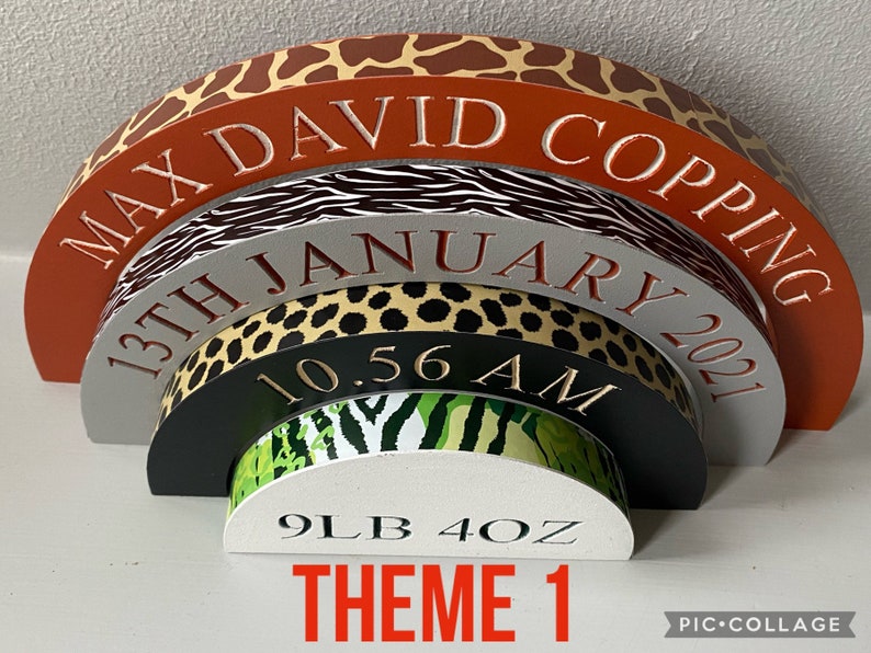 Puede incluir: Un arco de madera de varios niveles con un tema de estampado de animales de la selva. El arco est&aacute; decorado con el nombre "Max David Copping", la fecha "13 de enero de 2021", la hora "10:56 AM" y el peso "9 LB 4 OZ". El arco est&aacute; etiquetado como "Tema 1".