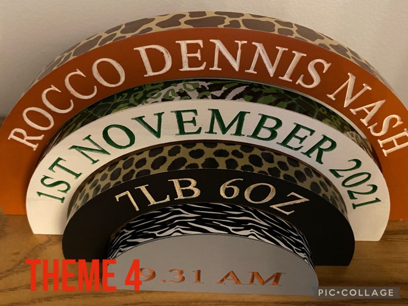 Puede incluir: Un arco de madera de varias capas con un tema de estampado de animales de la selva. El arco est&aacute; decorado con el texto "Rocco Dennis Nash", "1 de noviembre de 2021", "7LB 6OZ" y "THEME 4 9:31 AM".
