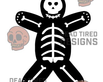 Pode incluir: Ilustração em preto e branco de um homem de gengibre esqueleto com os braços estendidos. O homem de gengibre tem uma cara de caveira e um design de esqueleto branco. A imagem inclui o texto "Dead Tired Designs".