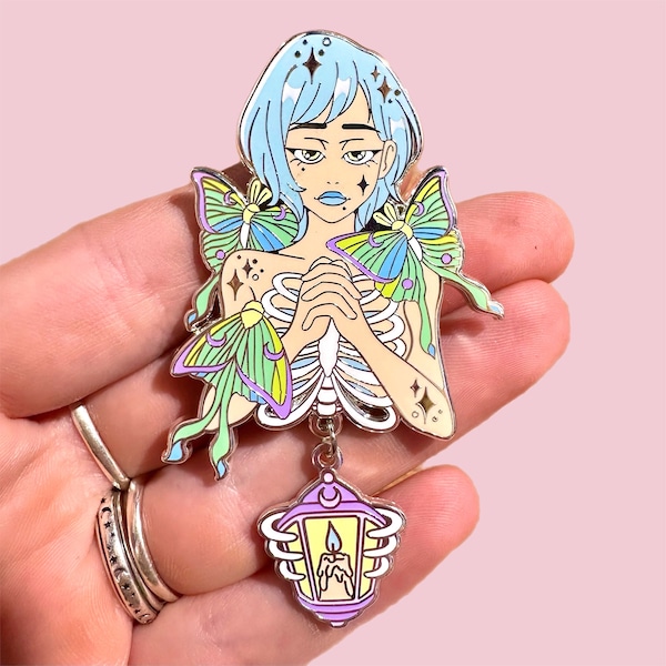 蛾の炎のエナメルピン、かわいいアニメの女の子のラペルピン、かわいいトリッピーな帽子のピン、美的サイケデリックなシュールなピンマンガガール、シュールレアリズム