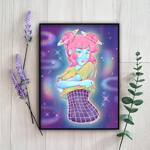 Könnte beinhalten: Eine digitale Illustration einer blauhäutigen Person mit rosa Haaren und einem gelb-grünen gestreiften Shirt. Die Person ist von einem Galaxie-Hintergrund mit Sternen und Planeten umgeben. Die Person trägt einen gitterartigen Rock.
