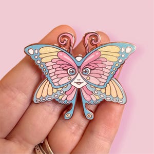 Flutterfly emaljnål, kawaii animeflicka kavajnål, söt trippy hattnål, estetisk psykedelisk surrealistisk nål, konstpastell popsurrealism