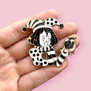 Spilla smaltata mimo, spilla da bavero ragazza pagliaccio kawaii, spilla carina da cappello da circo, Clowncore, spilla surreale da carnevale ragazza manga, surrealismo