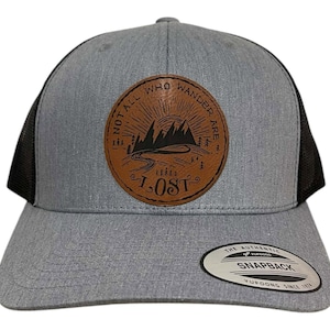Gorra de camionero "No todos los que vagan están perdidos" / Gorra con parche de imitación de cuero genuino / Gorra snapback