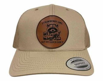 Gorra trucker Strawberry Jams / Gorra con parche de imitación de cuero genuino / Gorra snapback