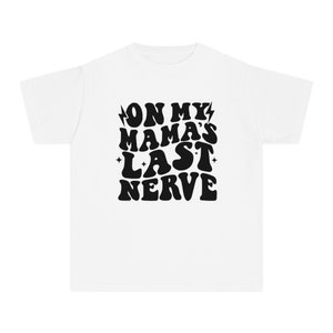 Retro-shirt &#39;On My Mama&#39;s Last Nerve&#39; voor jongeren - comfortkleurenshirt