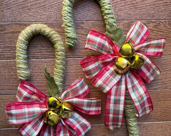Bastones de caramelo de yute rústicos: verde salvia, lazo a cuadros y cascabeles
