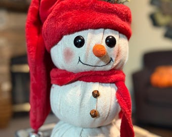 Muñeco de nieve de lona apilada con gorro de media larga