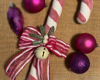 Decoración navideña de bastón de caramelo rosa y blanco de 16" dulcemente brillante