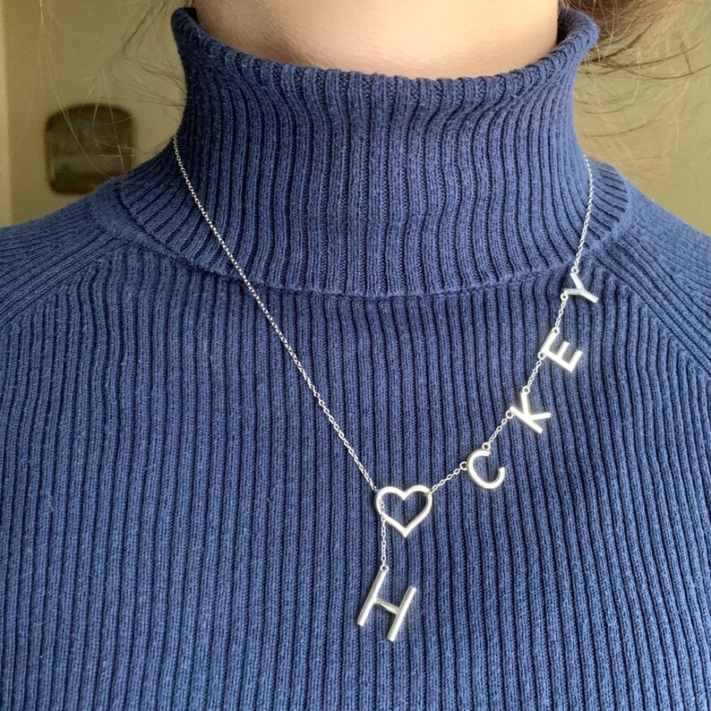 Hockey-Halskette für Frauen Hockey-Schmuck für sie Hockey Mom Halskette Hockey-Fan Zubehör Wort Halskette Statement-Halskette für Mädchen SWAG Bild 7