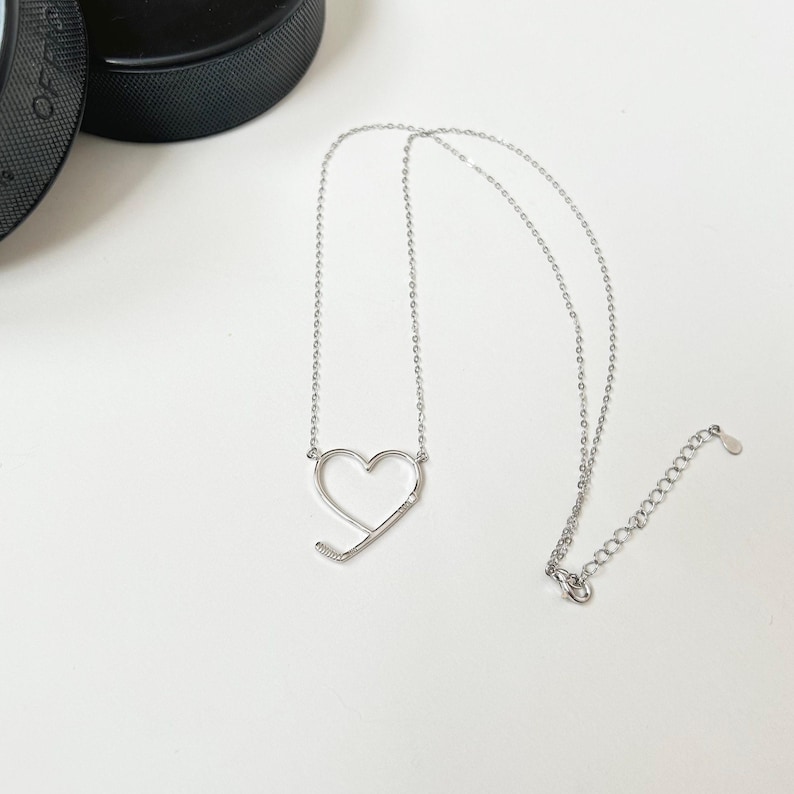 Collana da hockey, regali di hockey per ragazze, collana per mamma che gioca a hockey, gioielli da hockey per donne, collana da hockey sul ghiaccio per lei, collana a cuore, SWAG immagine 5