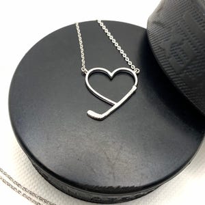 Collana da hockey, regali di hockey per ragazze, collana per mamma che gioca a hockey, gioielli da hockey per donne, collana da hockey sul ghiaccio per lei, collana a cuore, SWAG immagine 6
