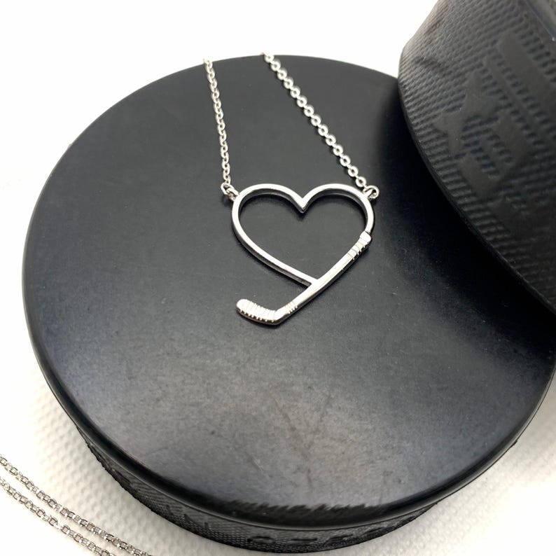Collana da hockey, regali di hockey per ragazze, collana per mamma che gioca a hockey, gioielli da hockey per donne, collana da hockey sul ghiaccio per lei, collana a cuore, SWAG immagine 6