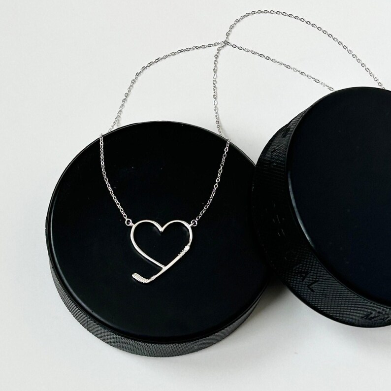 Collana da hockey, regali di hockey per ragazze, collana per mamma che gioca a hockey, gioielli da hockey per donne, collana da hockey sul ghiaccio per lei, collana a cuore, SWAG immagine 4
