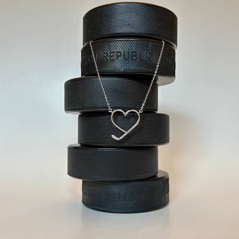 Collana da hockey, regali di hockey per ragazze, collana per mamma che gioca a hockey, gioielli da hockey per donne, collana da hockey sul ghiaccio per lei, collana a cuore, SWAG immagine 3